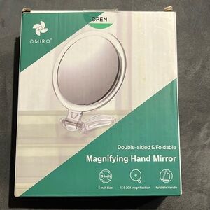Magnifying hand mirror